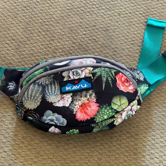 Kavu Handbags - Kavu Floral Travel Bag - Black and Green